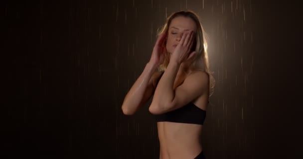 Mujer rubia en Aqua Studio en traje de baño negro. Construcción atlética, hermosa figura. — Vídeos de Stock