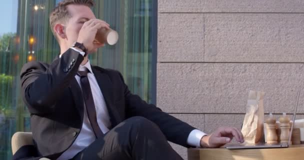 Παραγωγικός χρόνος έξω από το γραφείο. επιχειρηματίας πίνοντας καφέ και τερματίζοντας την εργασία — Αρχείο Βίντεο