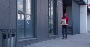 Beceriksiz erkek kurye, pizza kutuları ve kahveyle birlikte asfalt kaldırıma düşer..
