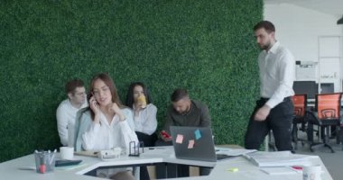 Direktör ofiste çalışanla tartışıyor, telefonda konuştuğu için azarlıyor.