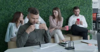 Kafkasyalı iş adamları modern ofiste mola veriyor, kahve içiyor.