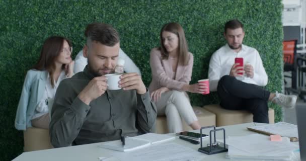 Kafkasyalı iş adamları modern ofiste mola veriyor, kahve içiyor. — Stok video