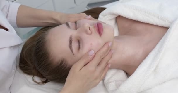 Schoonheidsspecialiste die zich voorbereidt op cosmetische gezichtsbehandelingen voor jonge vrouwen. — Stockvideo