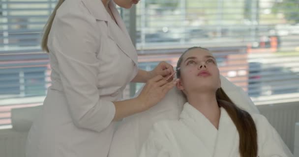 かなり女性患者取得美容室で額に美容注射 — ストック動画