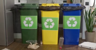 Doğaya ve çevreye karşı sorumsuz bir tutum. İnsanlar çöp tenekesine şişe ve kağıt atar.