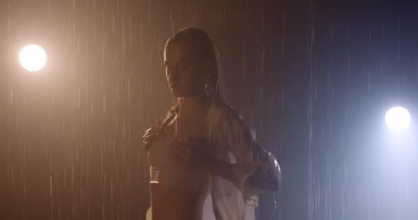 Sexy kobieta w szczery mokry koszula pozowanie w deszcz, woda krople mokry lady taniec — Wideo stockowe