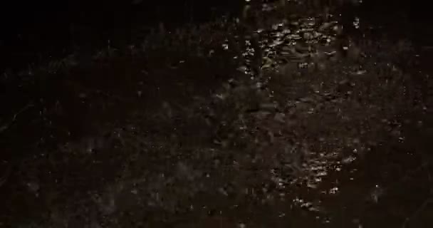 Темный фон дождя, падающего на пол. Мокрый пол, абстрактный свет в темной пустой аква-студии — стоковое видео