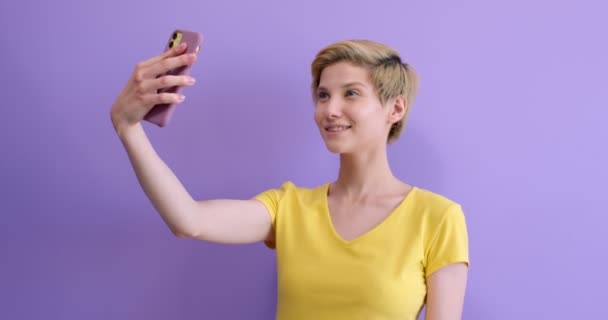 Vacker vit kvinna gör selfie på smartphone, gillar inte foto först — Stockvideo