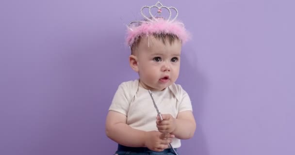 Little Princess Konsep. Kid Girl Kaukasia Atraktif Di Crown Bermain Dengan Tongkat Sihir — Stok Video