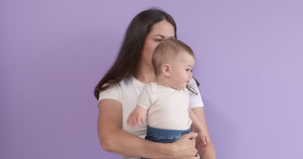 Schön angenehm kaukasisch brünette female holding klein kind mädchen tochter im hände — Stockvideo