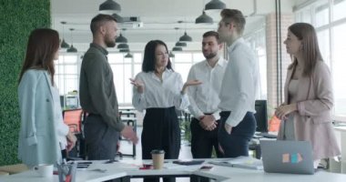 İş tokalaşması ve ofisteki iş adamları. Erkek ve kadın el sıkışıyor