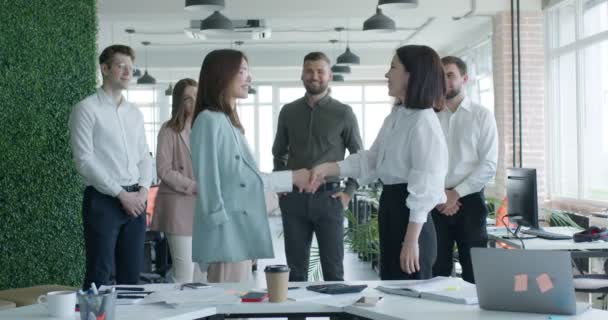 Muži v obleku si podávají ruce v úřadu. Přítel vítán, mediační nabídka, pozitivní úvod — Stock video