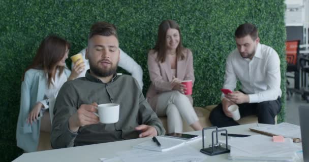 Kaukasische zakenmensen hebben pauze in het moderne kantoor, het drinken van koffie — Stockvideo