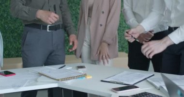 Resmi olarak giyilen iki işadamı belge sözleşmesi, ofiste, kopyalama alanı