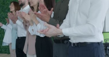 Neşeli iş adamları seminer, başarı ve başarı konsepti sırasında el çırpıyor.