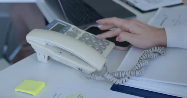 Fechar-se de empresária pressionando botão número na mesa de escritório, ligue para alguém, questão de negócios — Vídeo de Stock