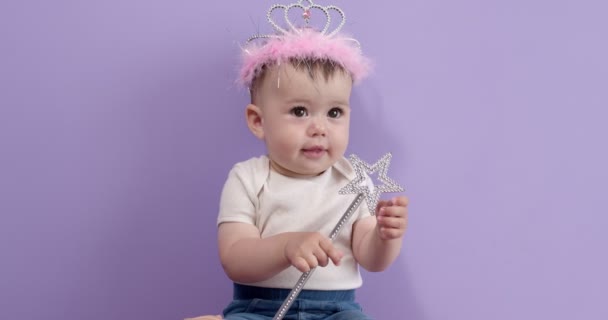 Kis hercegnő koncepció. Gyönyörű kaukázusi gyermek lány korona játszik mágikus bottal — Stock videók
