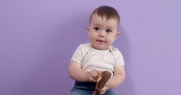 Pozytywny kaukaski dziecko dziewczyna jest zabawy z zabawką, patrząc wesoły, świecić z szczęścia — Wideo stockowe