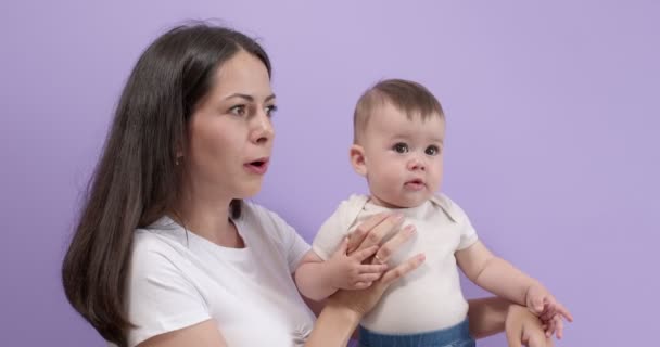Attarctive Kaukasisch Brünette Female Holding Little Child Mädchen Tochter In Hands — Stockvideo