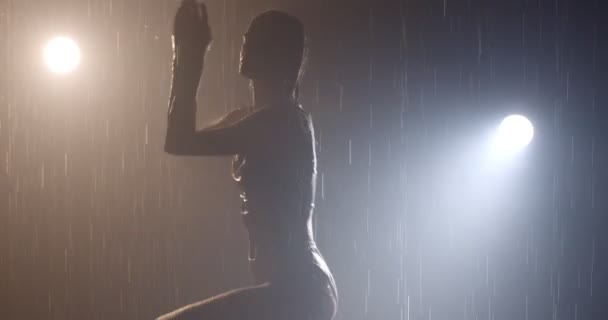 Wet Lady in Aqua Studio in swimsuit. Athletic build, beautiful figure in foggy studio — Stock Video
