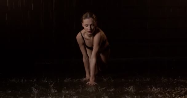 Encantadora dama vino de la oscuridad en las rodillas, moviéndose a la cámara en el suelo, húmedo y sexy — Vídeos de Stock