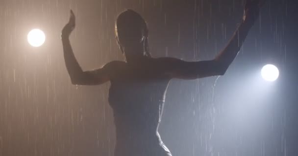 Sexy woman with perfectly toned body posing in foggy aqua studio with falling water drops — Stock Video