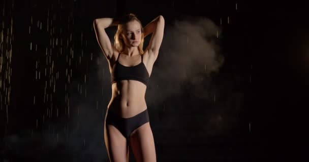 ブロンドスリム女性で下着姿,下雨滴でスタジオ上の黒 — ストック動画