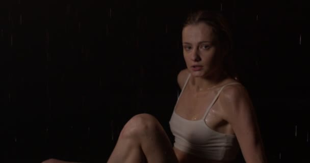 Junge Frau in Unterwäsche im dunklen Wasser im Pool vor dunklem Hintergrund — Stockvideo