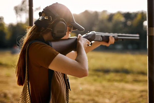 Jovem ruiva em aulas de treino táctico de armas. Mulher com arma. — Fotografia de Stock