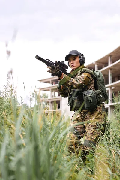 Jeune ajustement mince femme caucasienne soldat tir avec fusil mitrailleuse — Photo
