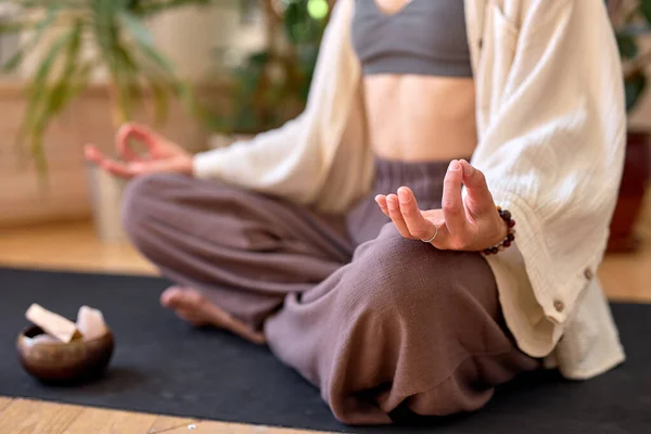 Foto in primo piano di mani femminili che tengono namaste, mantenendo la calma durante la terapia yoga — Foto Stock