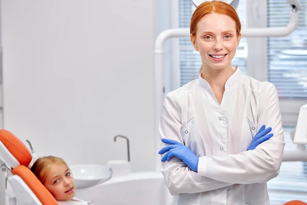 Professionell tandläkare tandläkare Dosering på kameran på arbetsplatsen, med barn patient — Stockfoto