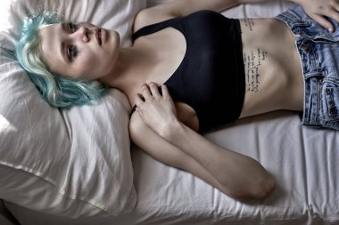 Depresyon Konsepti. Genç, üzgün, ağlayan, yatakta yatan beyaz bir kadın.