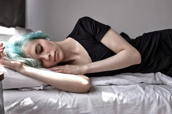 Mujer exhausta infeliz acostada en la cama, con dolor de cabeza o migraña —  Fotos de Stock
