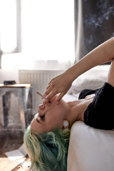 Ledsen kvinna känner sig stressad, orolig, huvudvärk, ledsen, gråta, besviken liggande på sängen — Stockfoto