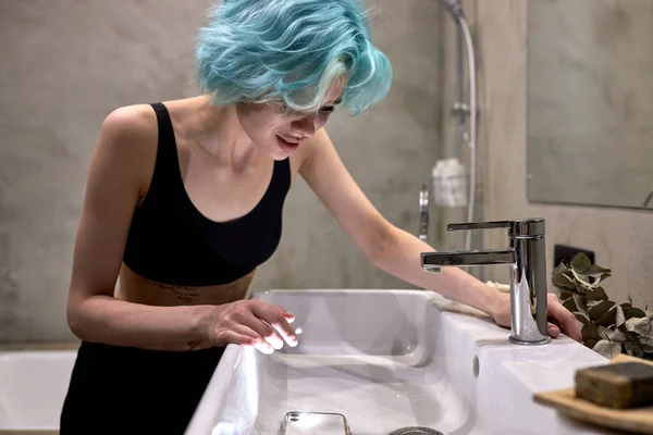 Joven mujer molesta con maquillaje untado está llorando en el baño. Concepto de depresión — Foto de Stock