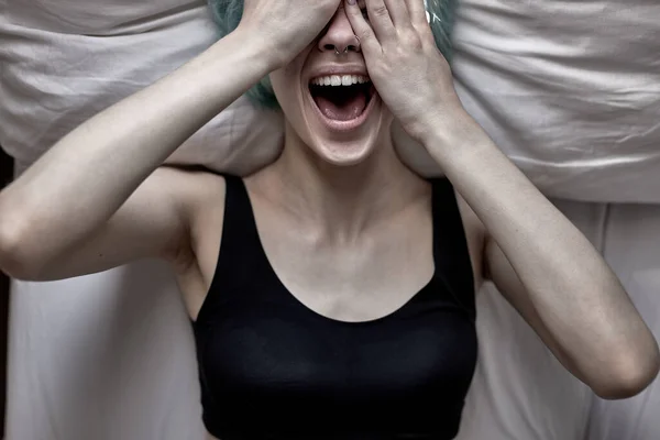 Vista superior de la mujer llorando sensación de depresión, mal estado mental, en casa — Foto de Stock