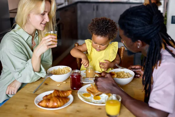 Υπέροχο οικογενειακό πρωινό μαζί, απολαύστε το γεύμα στο σπίτι στην κουζίνα, το πρωί — Φωτογραφία Αρχείου