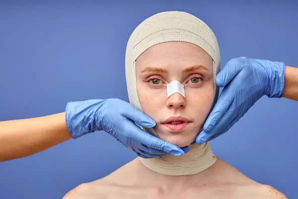 Női álló meztelen bőr, megérintette orvos kesztyűben, felkészíti őt a plasztikai sebészet — Stock Fotó