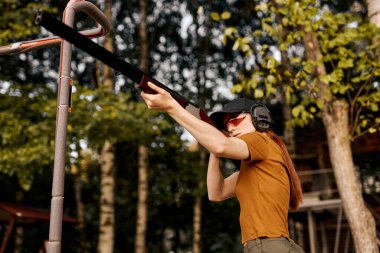 Makineli tüfeğin yan görüş açısı. Ateşli silahlar ve taktiksel silah eğitimi..