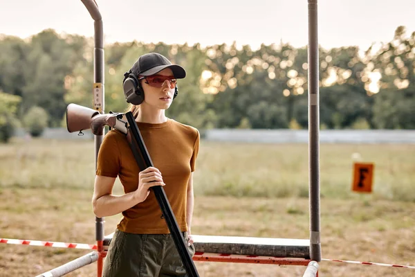 Retrato de mulher bonita apto Hunter com rifle arma, posando para a câmera — Fotografia de Stock