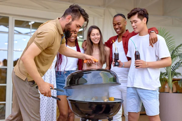 Açık hava pikniği, farklı etnik kökenden gelen bir grup dost canlısı insan barbekü partisi. — Stok fotoğraf