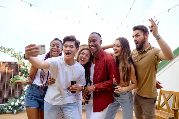 Neşeli, neşeli arkadaşlar piknik partisinde fotoğraf çekiyorlar, eğleniyorlar. — Stok fotoğraf