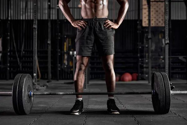Deporte, culturismo, estilo de vida y concepto de personas. recortado joven negro hombre con barra —  Fotos de Stock