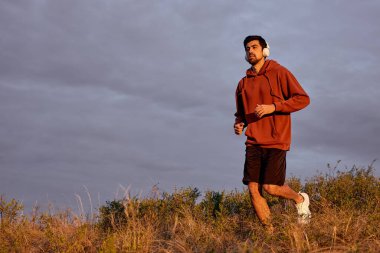 Spor ve spor koşucusu sadece maraton koşusu için sahada koşuyor.