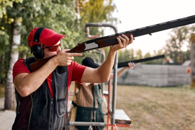 Çatışma talimatlarını aldıktan sonra, genç adam tüfeği yana çevirmeye odaklandı.
