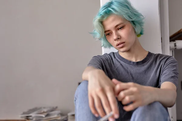 Töprengő fiatal nő ül a padlón a nappaliban gondolkodás, gondolkodó, figyelmes nő — Stock Fotó