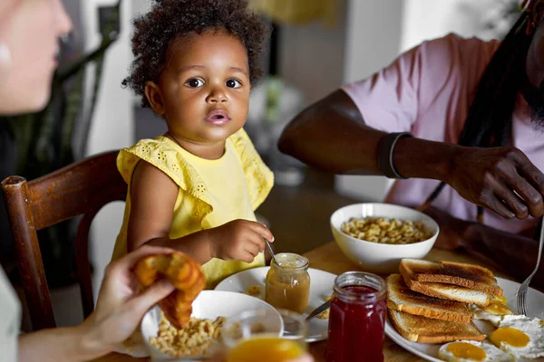 Niña desayunando. Niña comiendo gachas con fruta. Niña en la mesa de comedor en la cocina —  Fotos de Stock