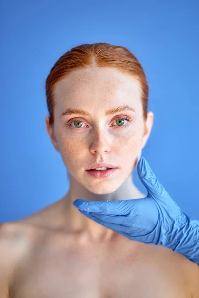 Gyönyörű nő a kozmetikai teszten. Orvosi kesztyű. Kozmetológiai klinika kezelése. — Stock Fotó