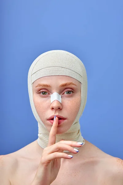 Kvinna och kirurgi. närbild porträtt av vacker kvinna med band på huvudet — Stockfoto